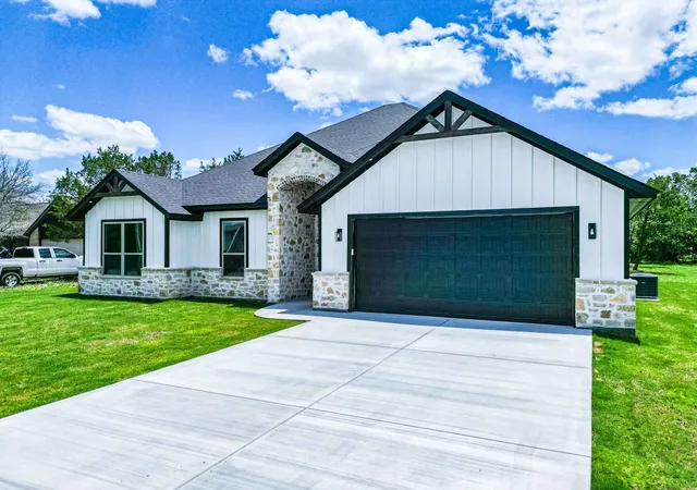 Photo 2 of Single family home for sale at 1509 Anaconda Trl, Granbury, TX 76048 | MLS# 21144547 | Listing updated on 2026-09-17