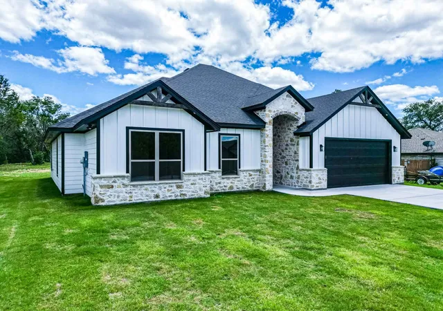 Photo 3 of Single family home for sale at 1509 Anaconda Trl, Granbury, TX 76048 | MLS# 21144547 | Listing updated on 2026-09-17
