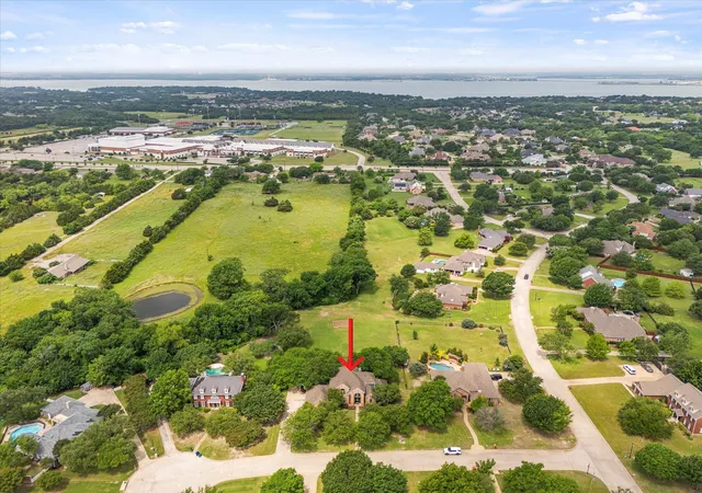 Photo 3 of Sale Pending at 820 Windlake Cir, Rockwall, TX 75032 | MLS# 21146908 | Listing updated on 2026-09-17
