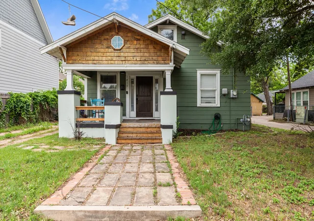Photo 1 of Single family home for sale at 1815 S 12th St, Waco, TX 76706 | MLS# 21147515 | Listing updated on 2026-07-29