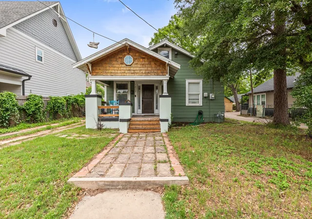 Photo 2 of Single family home for sale at 1815 S 12th St, Waco, TX 76706 | MLS# 21147515 | Listing updated on 2026-07-29