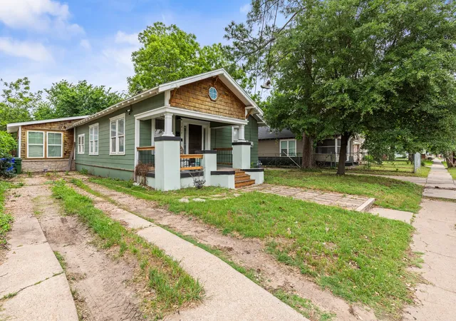 Photo 4 of Single family home for sale at 1815 S 12Th St, Waco, TX 76706 | MLS# 21147515 | Listing updated on 2026-07-29