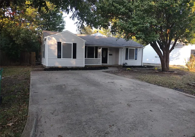 Photo 2 of Single family home for sale at 208 Almond St, Waxahachie, TX 75165 | MLS# 21150204 | Listing updated on 2026-09-19