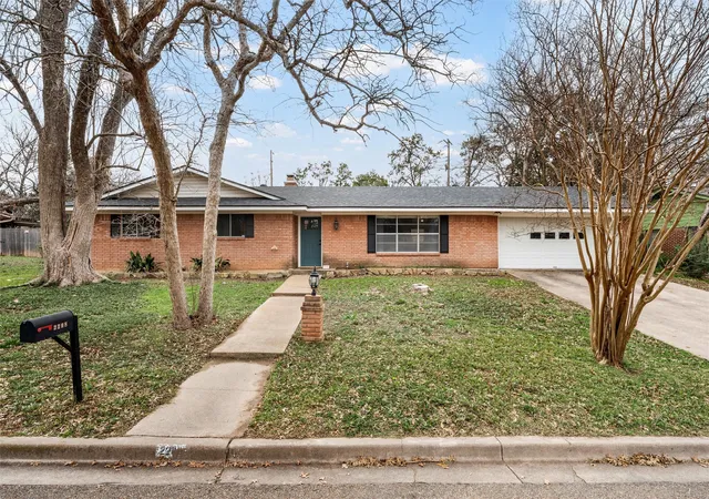 Photo 2 of Single family home for sale at 2208 Lake Forest Dr, Waco, TX 76708 | MLS# 21150468 | Listing updated on 2026-09-11