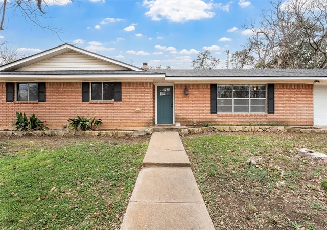 Photo 3 of Single family home for sale at 2208 Lake Forest Dr, Waco, TX 76708 | MLS# 21150468 | Listing updated on 2026-09-11