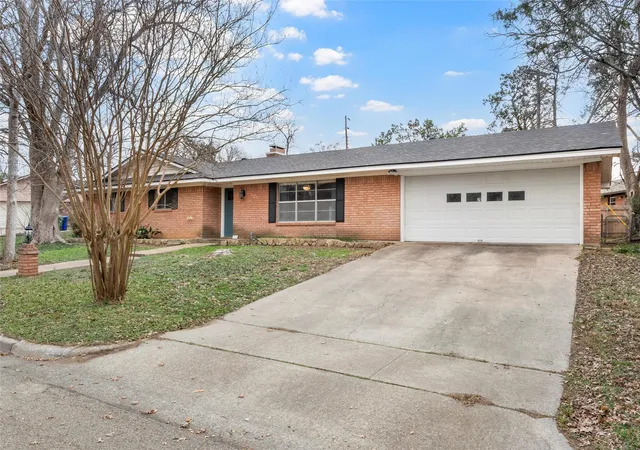 Photo 3 of Single family home for sale at 2208 Lake Forest Dr, Waco, TX 76708 | MLS# 21150468 | Listing updated on 2026-09-11