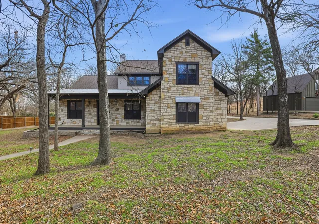 Photo 2 of Single family home for sale at 3806 Lakeshore Dr, Weatherford, TX 76087 | MLS# 21150316 | Listing updated on 2026-09-29