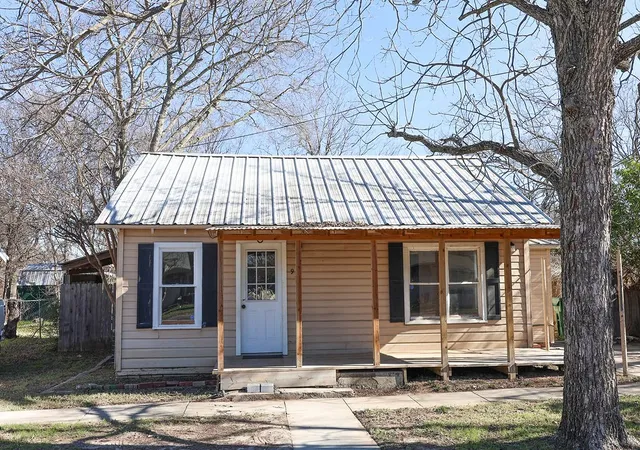 Photo 1 of Single family home for sale at 955 N Stephen Ave, Stephenville, TX 76401 | MLS# 21148443 | Listing updated on 2026-07-30