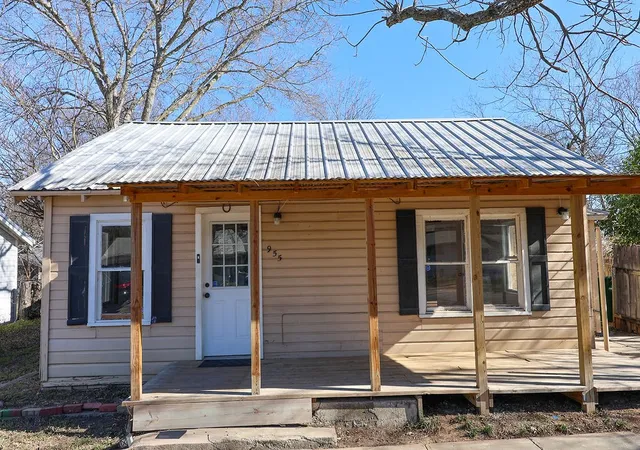 Photo 3 of Single family home for sale at 955 N Stephen Ave, Stephenville, TX 76401 | MLS# 21148443 | Listing updated on 2026-07-30