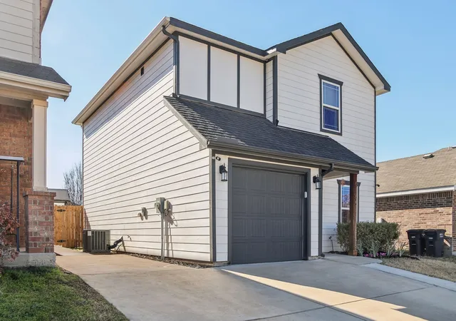 Photo 2 of Single family home for sale at 6165 River Pointe Dr, Fort Worth, TX 76114 | MLS# 21150668 | Listing updated on 2026-09-10