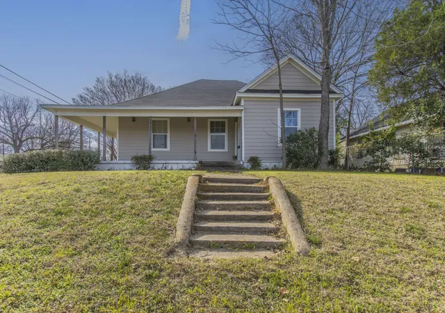 Photo 3 of Single family home for sale at 1200 N 4th St, Waco, TX 76707 | MLS# 21145135 | Listing updated on 2026-09-28