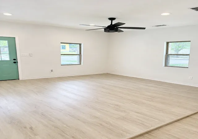 Photo 3 of Single family home for sale at 811 W Day St, Denison, TX 75020 | MLS# 21152283 | Listing updated on 2026-09-25