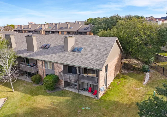 Photo 2 of Sale Pending at 1048 Signal Ridge Pl, Rockwall, TX 75032 | MLS# 21149765 | Listing updated on 2026-09-10