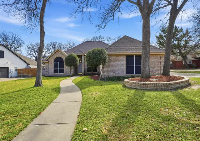 Photo 2 of Single family home for sale at 1312 Crows Nest Ct, Azle, TX 76020 | MLS# 21152845 | Listing updated on 2026-09-13