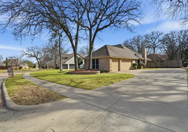 Photo 3 of Single family home for sale at 1312 Crows Nest Ct, Azle, TX 76020 | MLS# 21152845 | Listing updated on 2026-09-13