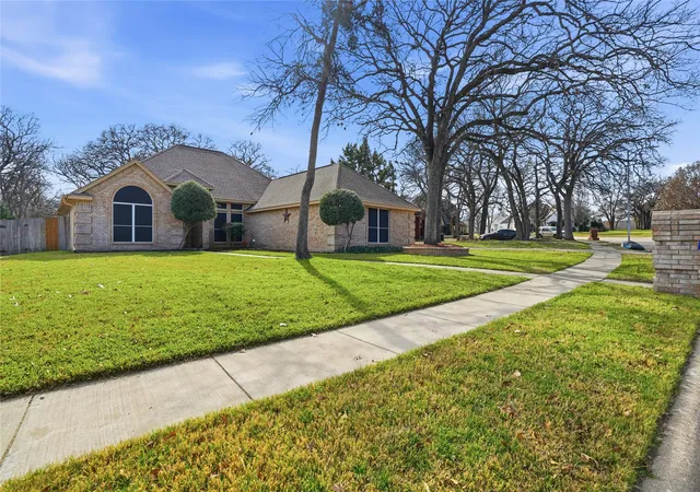 Photo 3 of Single family home for sale at 1312 Crows Nest Ct, Azle, TX 76020 | MLS# 21152845 | Listing updated on 2026-09-13