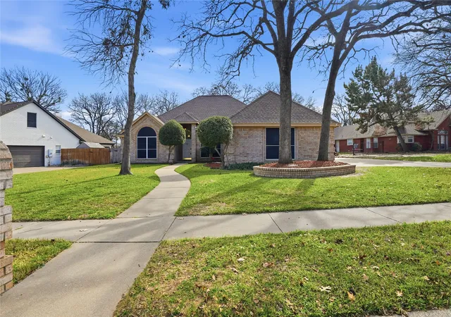 Photo 4 of Single family home for sale at 1312 Crows Nest Ct, Azle, TX 76020 | MLS# 21152845 | Listing updated on 2026-09-13