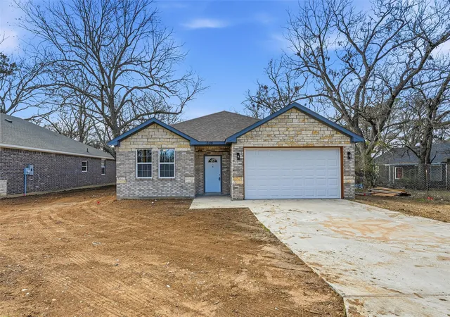 Photo 1 of Single family home for sale at 306 Lewis St, Cleburne, TX 76031 | MLS# 21154825 | Listing updated on 2026-09-08