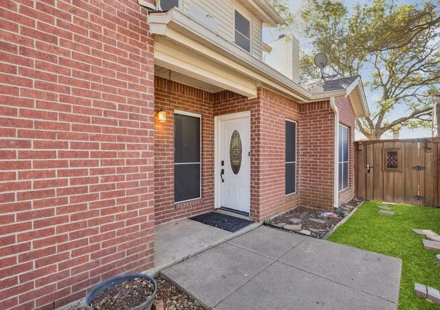 Photo 1 of Townhouse for sale at 6814 Dolphin Cir, Rowlett, TX 75088 | MLS# 21151440 | Listing updated on 2026-08-01