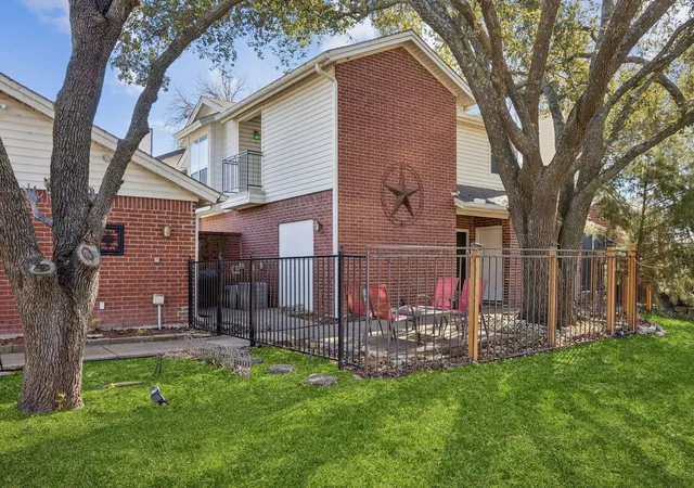 Photo 2 of Townhouse for sale at 6814 Dolphin Cir, Rowlett, TX 75088 | MLS# 21151440 | Listing updated on 2026-08-01