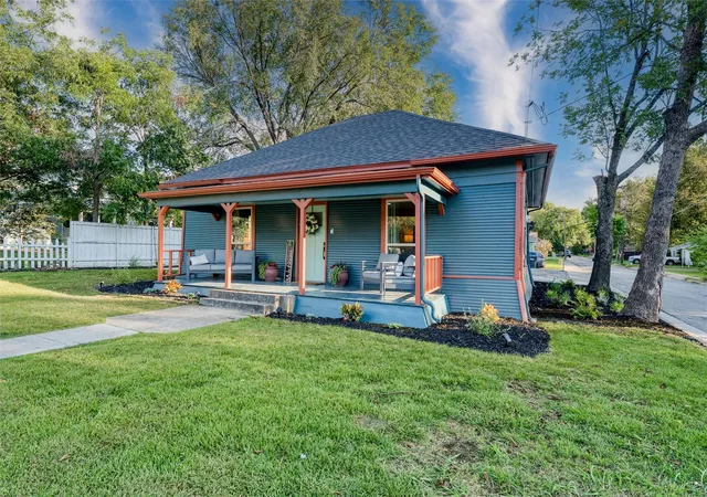 Photo 3 of Single family home for sale at 809 W Lamar St, Mc Kinney, TX 75069 | MLS# 21154944 | Listing updated on 2026-09-09