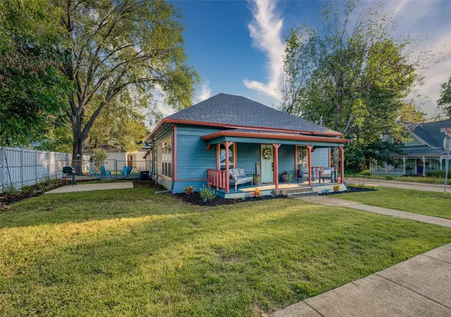 Photo 4 of Single family home for sale at 809 W Lamar St, Mc Kinney, TX 75069 | MLS# 21154944 | Listing updated on 2026-09-09