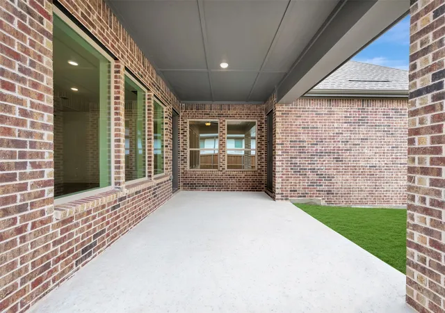 Photo 2 of Sale Pending at 2085 Emerald Grove Dr, Arlington, TX 76005 | MLS# 21155133 | Listing updated on 2026-09-27