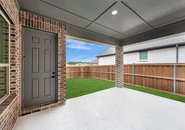 Photo 3 of Sale Pending at 2085 Emerald Grove Dr, Arlington, TX 76005 | MLS# 21155133 | Listing updated on 2026-09-27