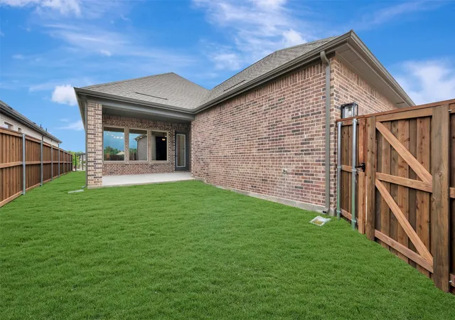 Photo 3 of Sale Pending at 2085 Emerald Grove Dr, Arlington, TX 76005 | MLS# 21155133 | Listing updated on 2026-09-27