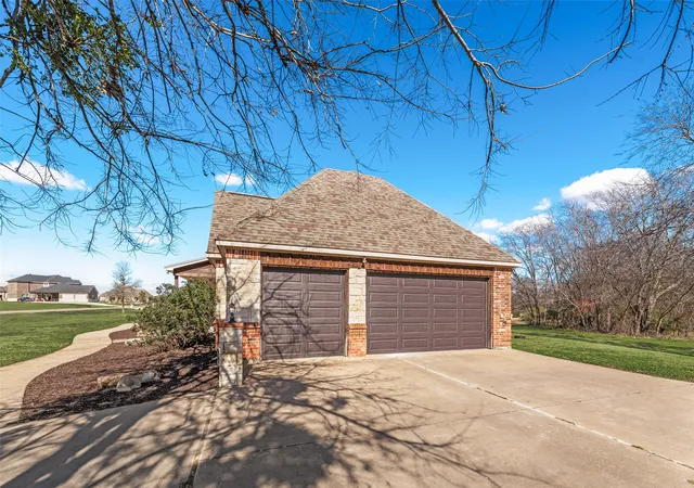 Photo 3 of Single family home for sale at 1088 Shadow Lakes Dr, Wills Point, TX 75169 | MLS# 21156093 | Listing updated on 2026-09-14