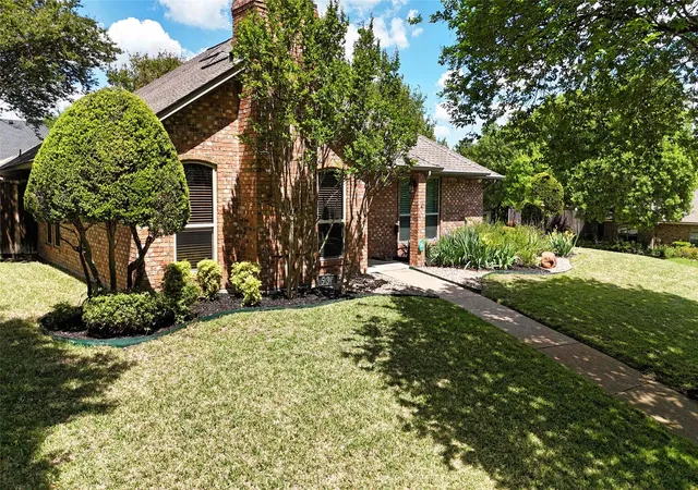 Photo 3 of Sale Pending at 533 Hidden Brooke Dr, De Soto, TX 75115 | MLS# 21155303 | Listing updated on 2026-09-14