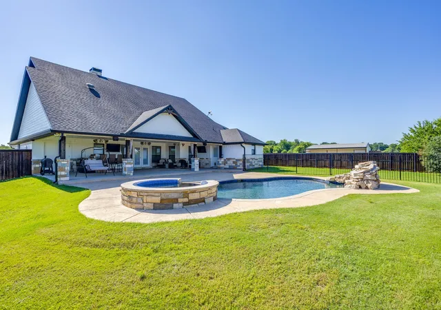 Photo 2 of Single family home for sale at 733 Fm 2652, Graham, TX 76450 | MLS# 21156994 | Listing updated on 2026-09-23