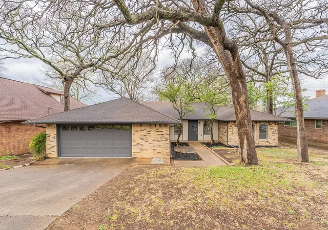 Photo 1 of Sale Pending at 2105 Castle Oaks Dr, Arlington, TX 76012 | MLS# 21157599 | Listing updated on 2026-09-11