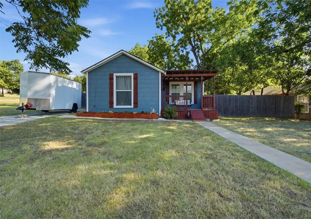 Photo 2 of Single family home for sale at 116 W 7th St, Weatherford, TX 76086 | MLS# 21157851 | Listing updated on 2026-07-29