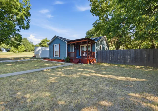 Photo 3 of Single family home for sale at 116 W 7th St, Weatherford, TX 76086 | MLS# 21157851 | Listing updated on 2026-07-29