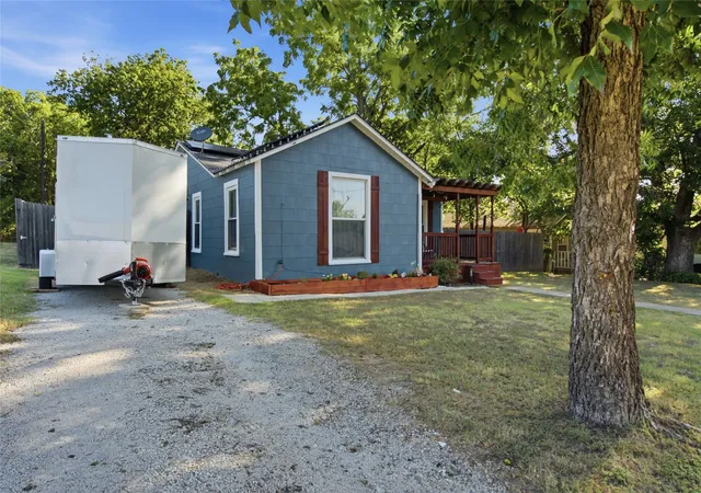 Photo 3 of Single family home for sale at 116 W 7Th St, Weatherford, TX 76086 | MLS# 21157851 | Listing updated on 2026-07-29