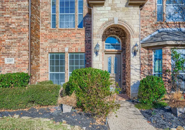 Photo 3 of Single family home for sale at 2207 Creekedge Ct, Corinth, TX 76210 | MLS# 21148987 | Listing updated on 2026-09-10