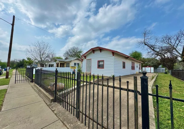 Photo 2 of Single family home for sale at 619 Delaware St, Dallas, TX 75208 | MLS# 21158756 | Listing updated on 2026-08-01