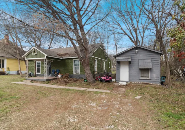 Photo 2 of Sale Pending at 805 E 11th St, Kemp, TX 75143 | MLS# 21160127 | Listing updated on 2026-09-19