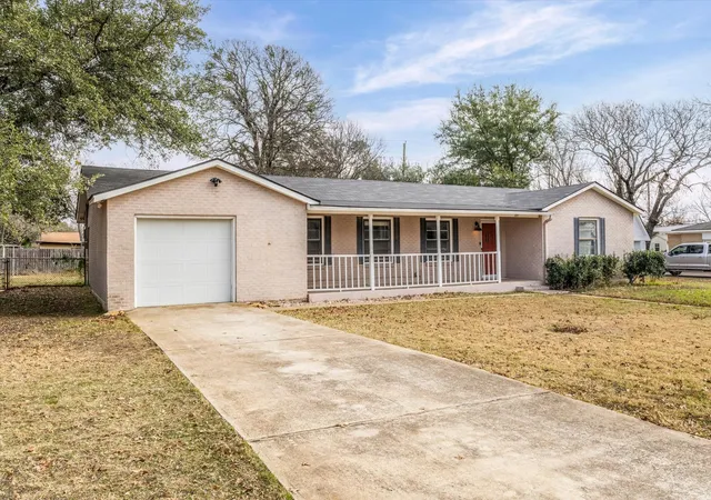 Photo 2 of Single family home for sale at 351 Santa Fe Dr, Woodway, TX 76712 | MLS# 21158172 | Listing updated on 2026-09-11