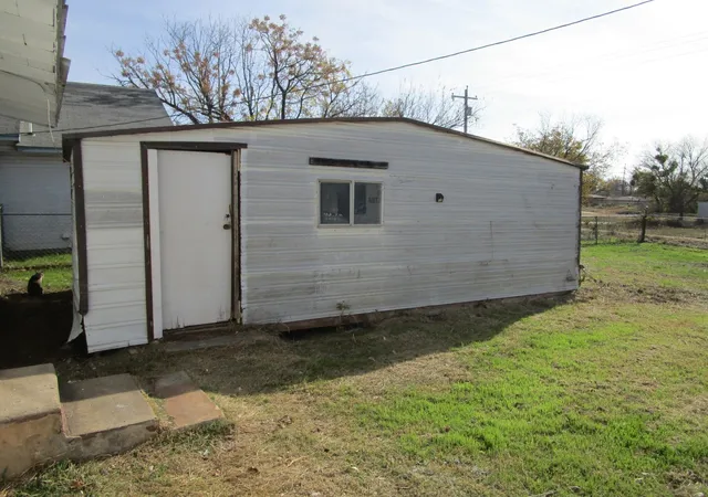 Photo 4 of Single family home for sale at 905 Wallis Ave, Santa Anna, TX 76878 | MLS# 21160876 | Listing updated on 2026-09-08