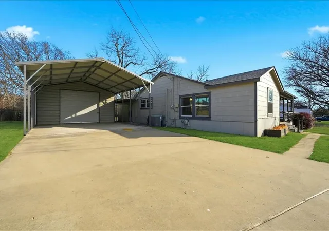 Photo 3 of Sale Pending at 1515 E Nall St, Sherman, TX 75090 | MLS# 21161577 | Listing updated on 2026-10-02
