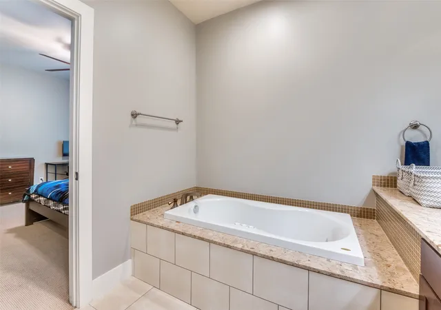 Listing Photo 5 - Condo for sale in building located at 5618 Lindell Ave, Dallas, TX 75206 - Unit #7