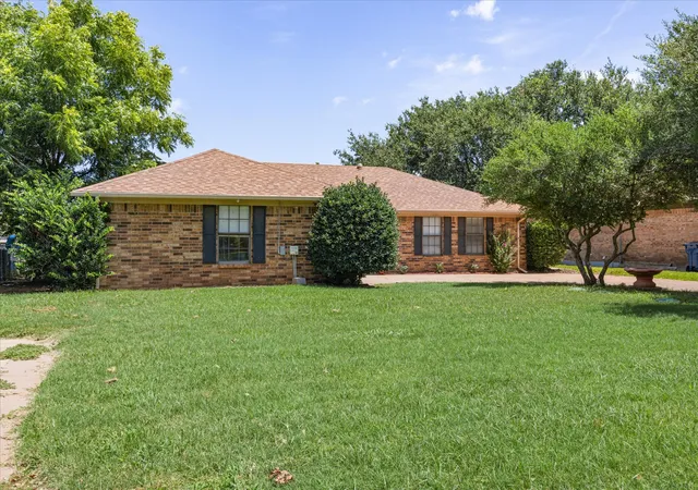 Photo 3 of Sale Pending at 706 Tahiti Dr, Granbury, TX 76048 | MLS# 21166445 | Listing updated on 2026-10-01