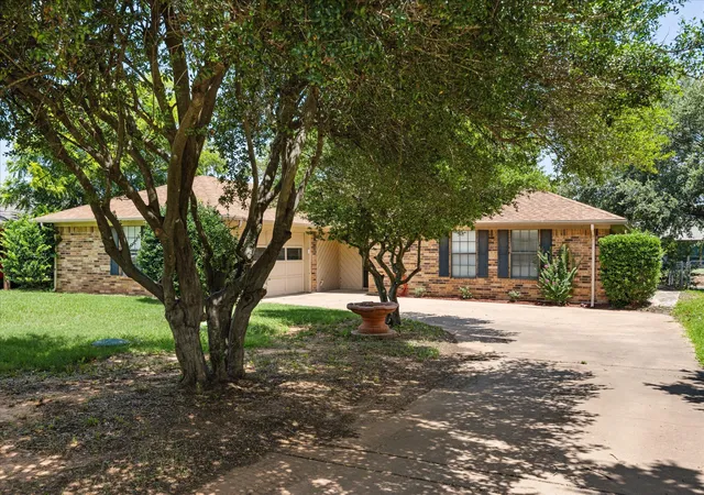 Photo 3 of Sale Pending at 706 Tahiti Dr, Granbury, TX 76048 | MLS# 21166445 | Listing updated on 2026-10-01