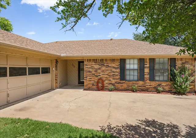Photo 4 of Sale Pending at 706 Tahiti Dr, Granbury, TX 76048 | MLS# 21166445 | Listing updated on 2026-10-01