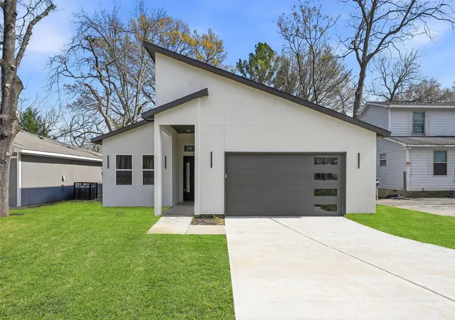 Photo 1 of Sale Pending at 2228 Echo Lake Dr, Dallas, TX 75253 | MLS# 21167298 | Listing updated on 2026-07-31