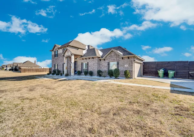 Photo 2 of Single family home for sale at 320 Berkeley Dr, Waxahachie, TX 75167 | MLS# 21168924 | Listing updated on 2026-07-29