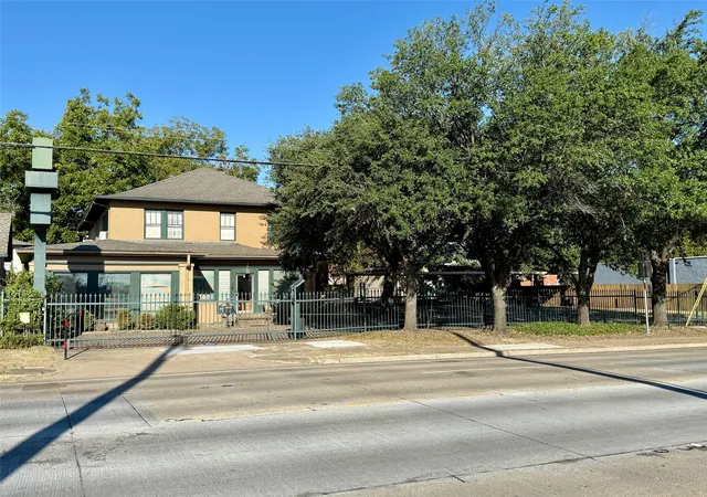 Photo 1 of Single family home for sale at 203b N Rockwall Ave, Terrell, TX 75160 | MLS# 21170124 | Listing updated on 2026-10-07