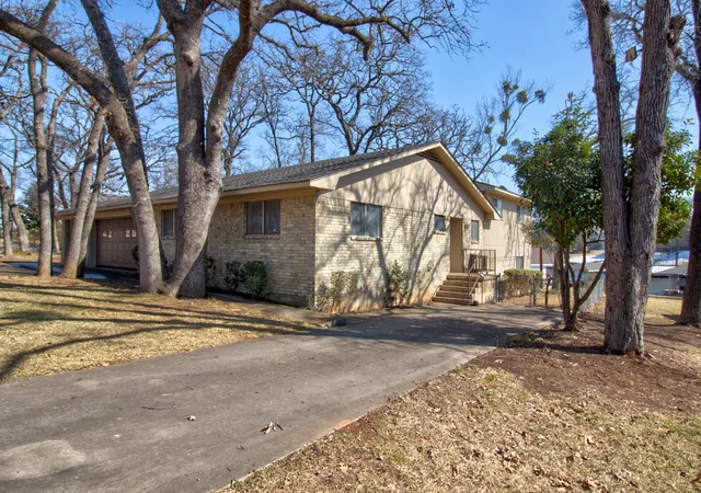 Photo 3 of Single family home for sale at 207 Kiowa Dr W, Gainesville, TX 76240 | MLS# 21169655 | Listing updated on 2026-09-14